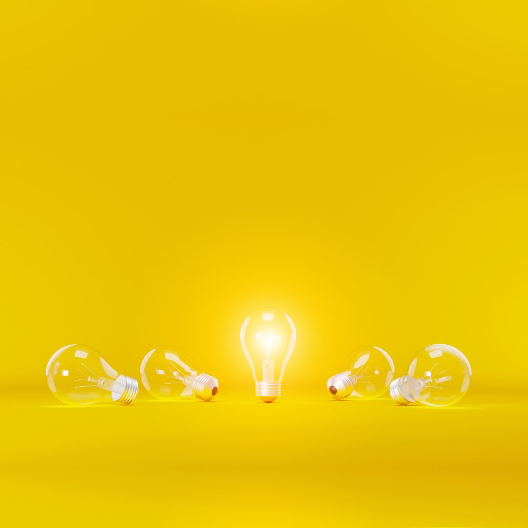 digital-fluency-awareness-of-tools An illuminated lightbulb in the centre of four unlit ones.